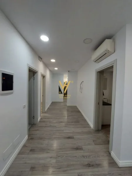 Tirane, jepet me qera zyre Kati 1, 416 m² 4.500 € (KOMUNA E PARISIT)
