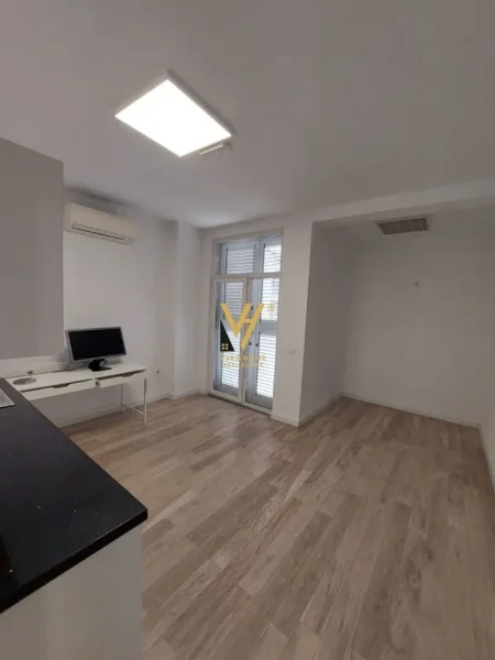 Tirane, jepet me qera zyre Kati 1, 416 m² 4.500 € (KOMUNA E PARISIT)