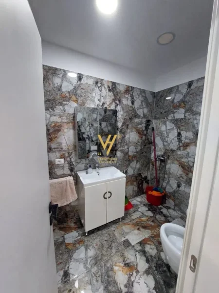 Tirane, jepet me qera zyre Kati 1, 416 m² 4.500 € (KOMUNA E PARISIT)