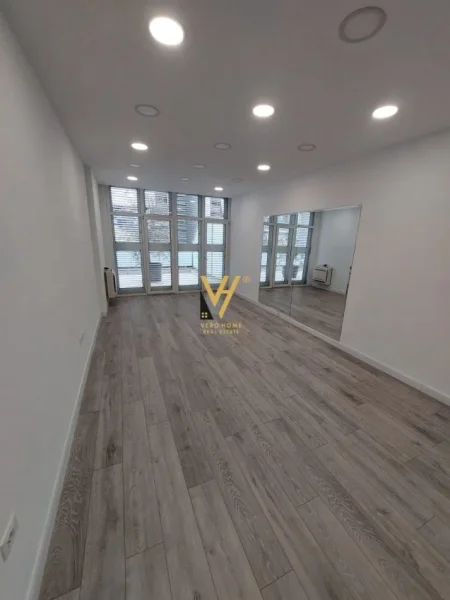 Tirane, jepet me qera zyre Kati 1, 416 m² 4.500 € (KOMUNA E PARISIT)