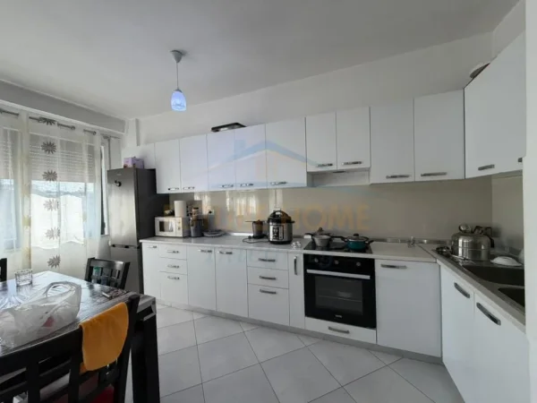 Tirane, shes apartament 2+1+Ballkon Kati 4, 106 m² 208.000 € (Rr. Todi Shkurti)