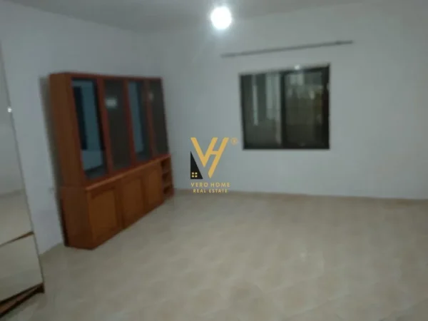 Tirane, jepet me qera apartament 2+1+Ballkon Kati 1, 110 m² 400 € (ALLIAS)