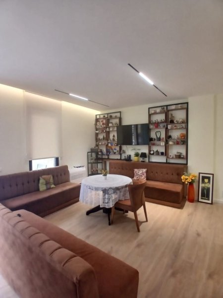 Tirane, jepet me qera apartament 2+1 , 135 m² 831 € 
