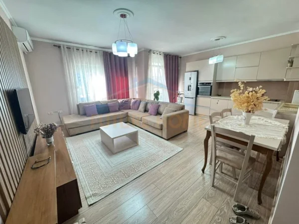 Tirane, jepet me qera apartament 2+1 Kati 2, 105 m² 550 € 