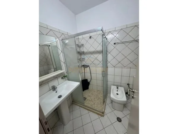 Tirane, jepet me qera apartament 2+1 Kati 2, 105 m² 550 € 
