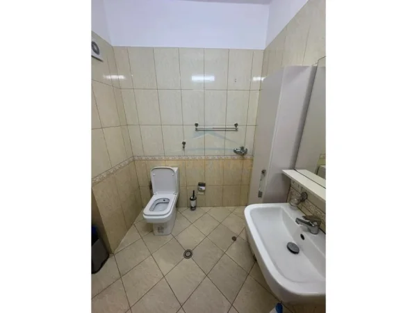Tirane, jepet me qera apartament 2+1 Kati 2, 105 m² 550 € 