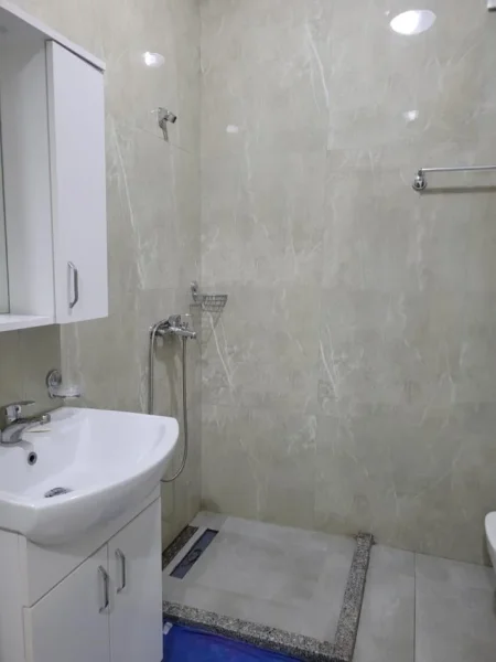 Tirane, jepet me qera apartament 1+1 Kati 3, 60 m² 400 € (Kopshti Botanik.)