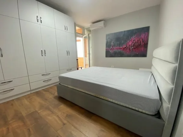 Tirane, jepet me qera apartament 2+1 , 125 m² 1.000 € (ISH-EKSPOZITA)