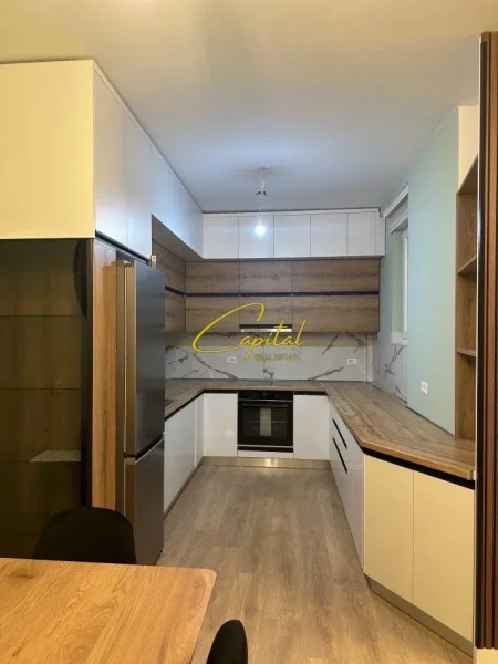 Tirane, jepet me qera apartament 3+1 Kati 5, 150 m² 1.500 € (LIQENI I THATE)