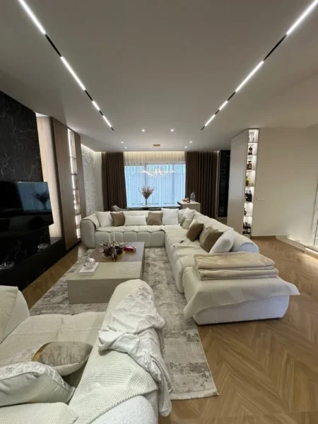 Tirane, shitet apartament 3+1+Aneks+Ballkon Kati 0, 225 m² (Vila Rose)