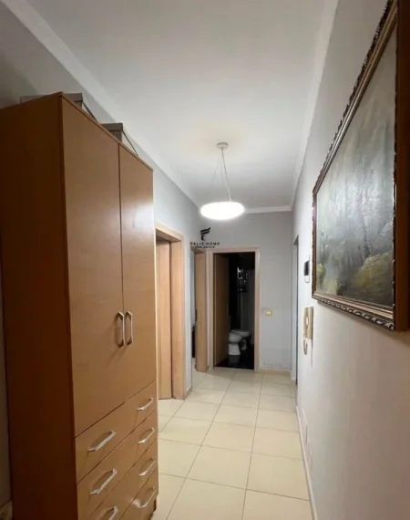 Tirane, jepet me qera apartament 1+1 Kati 5, 79 m² 500 € (BRRYLI)