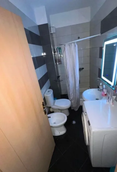 Tirane, jepet me qera apartament 1+1 Kati 5, 79 m² 500 € (BRRYLI)