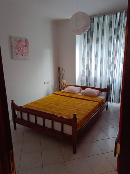 Tirane, jepet me qera apartament 1+1+Ballkon Kati 5, 70 m² 500 € (Laprake)