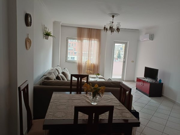 Tirane, jepet me qera apartament 1+1+Ballkon Kati 5, 70 m² 500 € (Laprake)