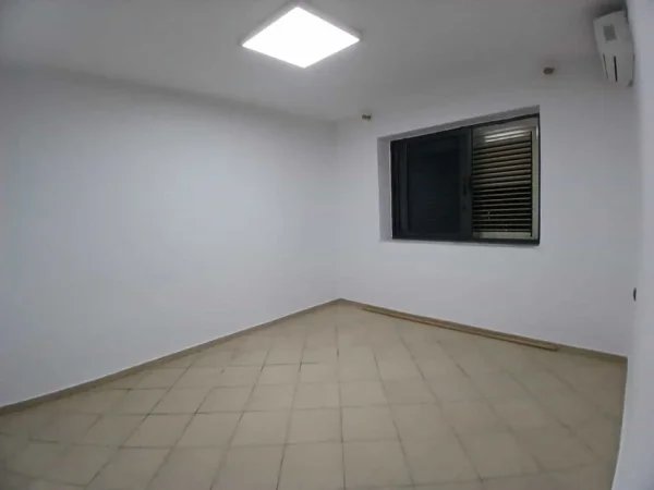 Tirane, jepet me qera zyre Kati 2, 60 m² 620 € (Rruga e Durresit)