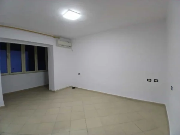 Tirane, jepet me qera zyre Kati 2, 60 m² 620 € (Rruga e Durresit)
