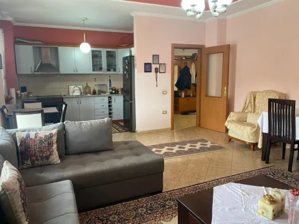 Tirane, shitet apartament 3+1 Kati 3, 131 m² 250.000 € (Ish Tregu Elektrik bosko132557)