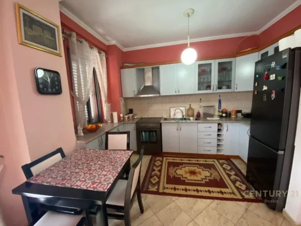 Tirane, shitet apartament 3+1 Kati 3, 131 m² 250.000 € (Ish Tregu Elektrik bosko132557)