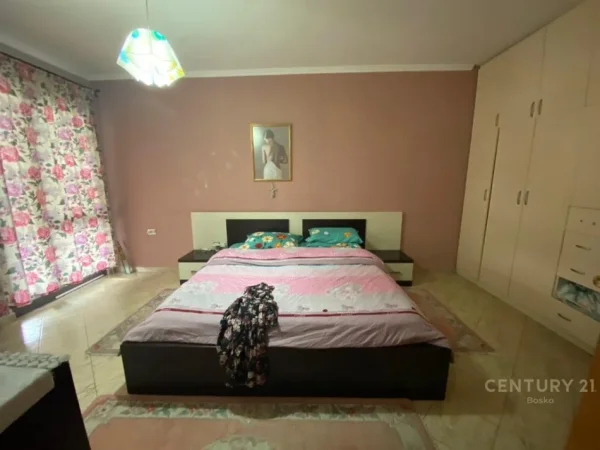 Tirane, shitet apartament 3+1 Kati 3, 131 m² 250.000 € (Ish Tregu Elektrik bosko132557)