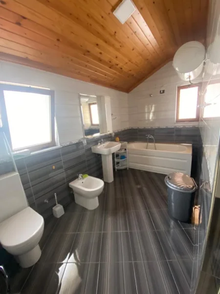 Tirane, jepet me qera apartament+verande | Penthouse 1+1+Ballkon Kati 3, 120 m² 380 € (Rruga muhamed deliu)