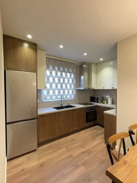 Tirane, jepet me qera apartament 2+1+Ballkon Kati 2, 80 m² 700 € (SELITE)