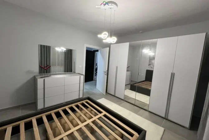 Tirane, jepet me qera apartament 1+1 Kati 4, 70 m² 620 € (Rruga e Ullishtes)