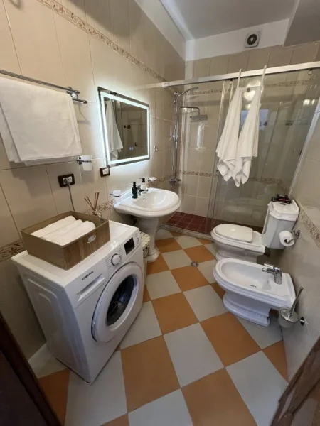 Tirane, jepet me qera apartament 2+1+Ballkon Kati 3, 70 m² 700 € (RRUGA E DIBRES)