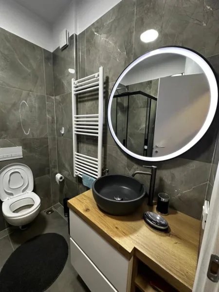 Tirane, jepet me qera apartament 1+1+Ballkon Kati 3, 54 m² 700 € (KOMUNA E PARISIT)