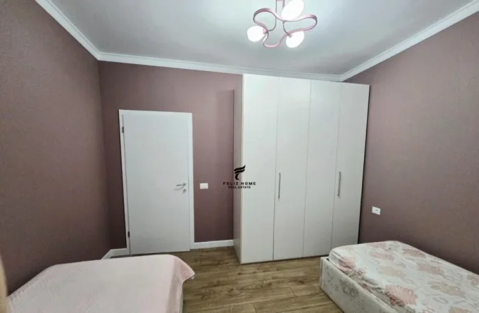 Tirane, jepet me qera apartament 3+1+Ballkon Kati 2, 160 m² 1.400 € (LIQENI ARTIFICIAL)