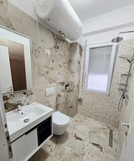 Tirane, jepet me qera apartament 3+1+Ballkon Kati 2, 160 m² 1.400 € (LIQENI ARTIFICIAL)