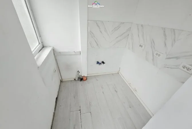 Tirane, jepet me qera zyre Kati 2, 72 m² 1.050 € (Rruga Muhamet Gjollesha)