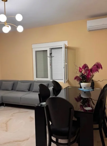 Tirane, jepet me qera apartament 2+1+Ballkon Kati 1, 145 m² 1.000 € (SAUK)