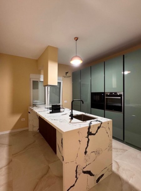 Tirane, jepet me qera apartament 2+1+Ballkon Kati 1, 145 m² 1.000 € (SAUK)