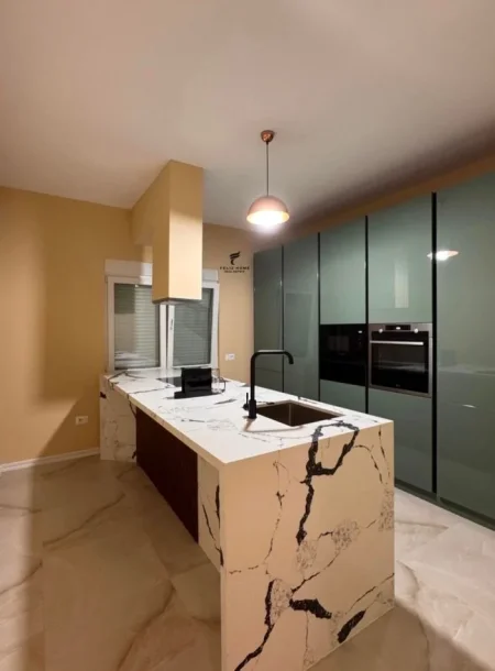 Tirane, jepet me qera apartament 2+1+Ballkon Kati 1, 145 m² 1.000 € (SAUK)