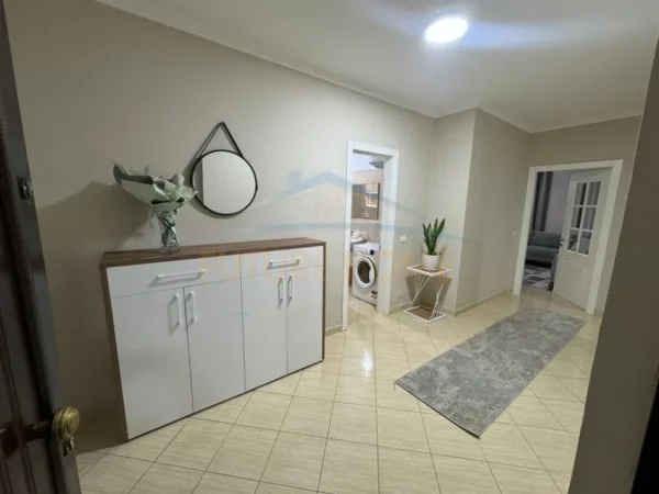 Tirane, jepet me qera apartament 2+1+Ballkon Kati 2, 117 m² 600 € (Fresk)