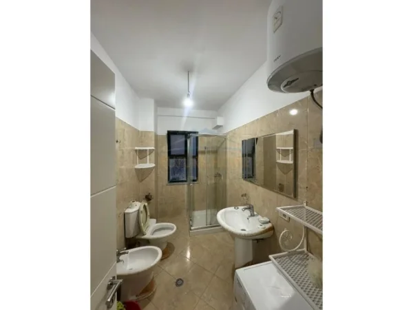 Tirane, jepet me qera apartament 2+1+Ballkon Kati 2, 117 m² 600 € (Fresk)