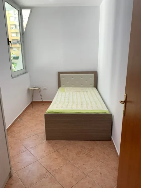 Tirane, jepet me qera apartament 2+1+Ballkon Kati 0, 85 m² 700 € 