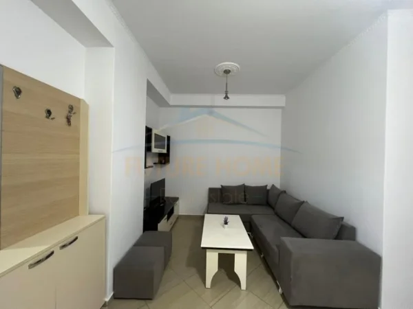 Tirane, jepet me qera apartament 1+1+Ballkon Kati 2, 50 m² 300 € (Fresk)