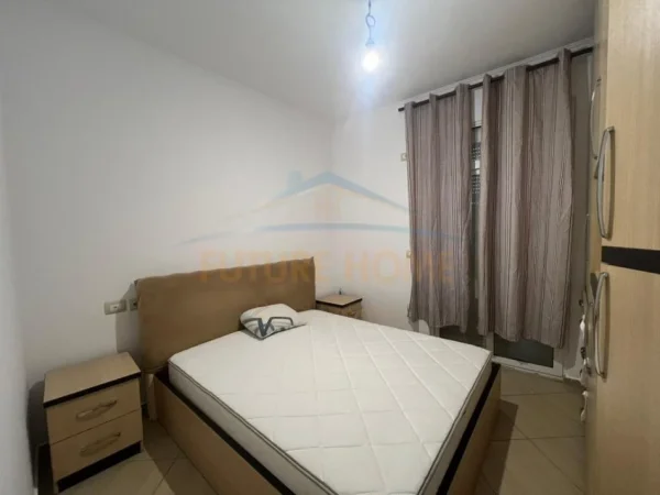 Tirane, jepet me qera apartament 1+1+Ballkon Kati 2, 50 m² 300 € (Fresk)