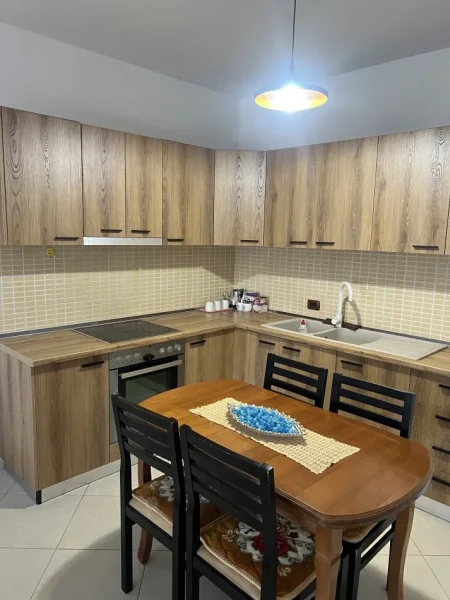 Tirane, jepet me qera apartament 2+1+Ballkon 90 m2 700 € (Loni ligori)