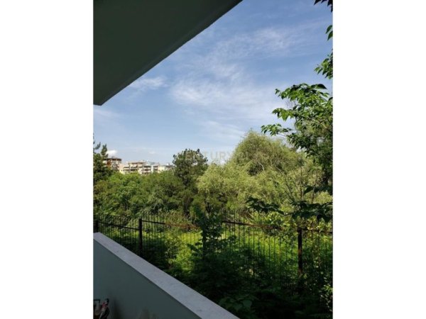 Tirane, jepet me qera apartament 1+1+Ballkon Kati 4, 68 m² 370 € (kopshti botanik)