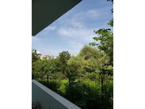 Tirane, jepet me qera apartament 1+1+Ballkon Kati 4, 68 m² 370 € (kopshti botanik)