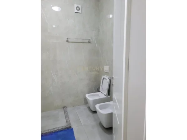 Tirane, jepet me qera apartament 1+1+Ballkon Kati 4, 68 m² 370 € (kopshti botanik)