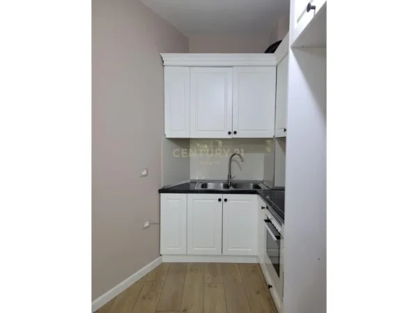 Tirane, jepet me qera apartament 1+1+Ballkon Kati 4, 68 m² 370 € (kopshti botanik)