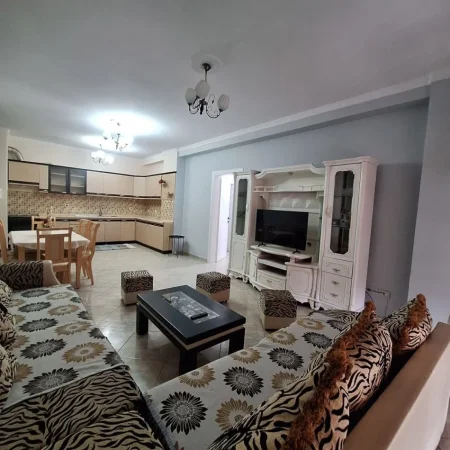 Tirane, jepet me qera apartament 2+1 Kati 3, 110 m² 600 € (Stacioni i Trenit prane Mulliri i Vjeter)