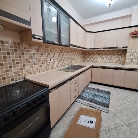 Tirane, jepet me qera apartament 2+1 Kati 3, 110 m² 600 € (Stacioni i Trenit prane Mulliri i Vjeter)