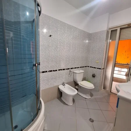Tirane, jepet me qera apartament 2+1 Kati 3, 110 m² 600 € (Stacioni i Trenit prane Mulliri i Vjeter)