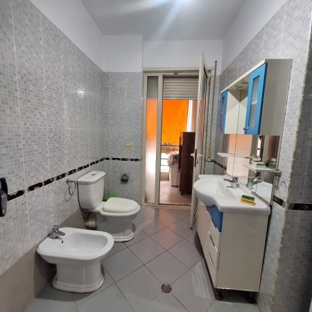 Tirane, jepet me qera apartament 2+1 Kati 3, 110 m² 600 € (Stacioni i Trenit prane Mulliri i Vjeter)