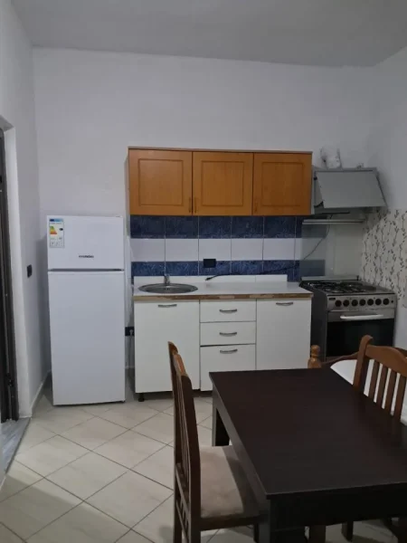 Tirane, jepet me qera apartament 1+1 Kati 2, 40 m² 220 € (Rruga 5 maji)