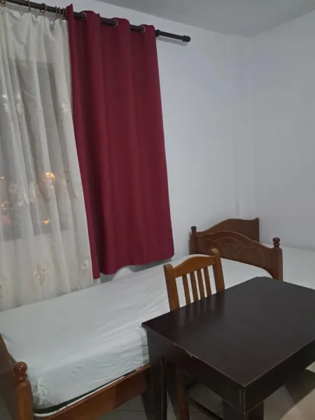 Tirane, jepet me qera apartament 1+1 Kati 2, 40 m² 220 € (Rruga 5 maji)